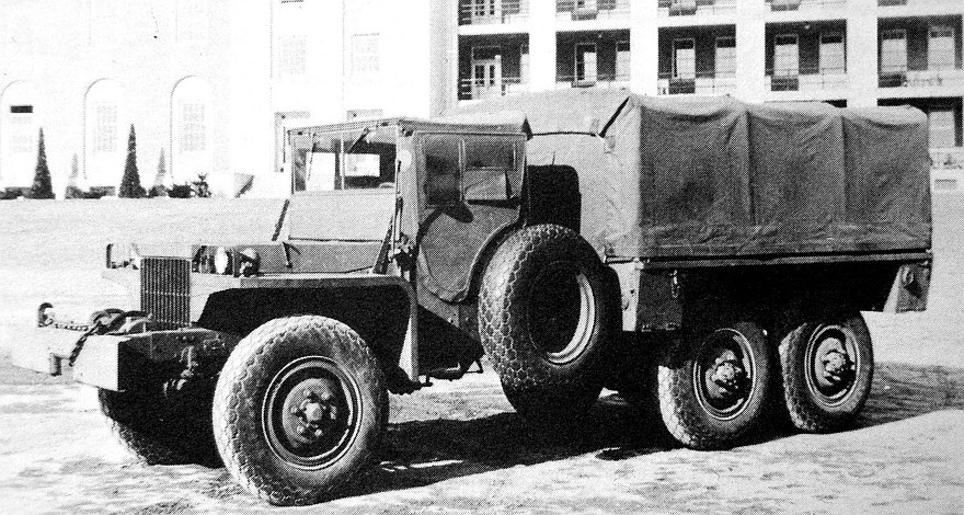 На фото: Односкатный грузовик LD-148 с разборной брезентовой кабиной. 1943 год