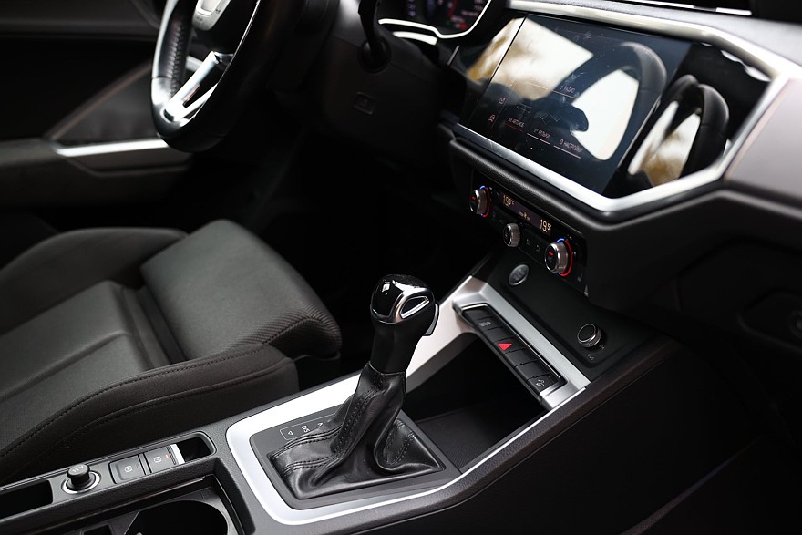 Красное знамя против четырёх колец: сравнительный тест Hongqi HS3 и Audi Q3