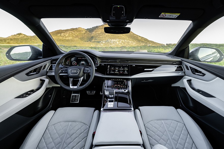 На фото: салон актуального Audi Q8