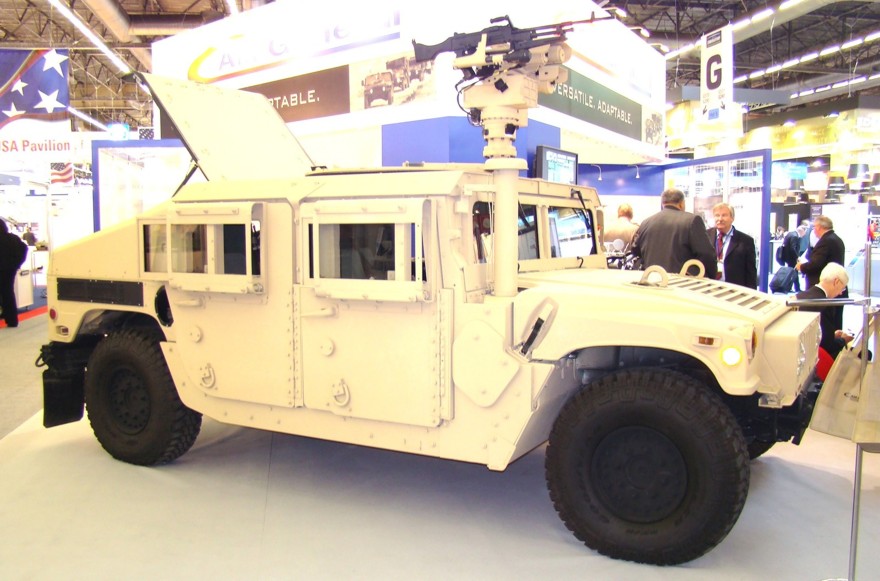 Машина М1167A1 с противоминной защитой и дистанционным боевым модулем (фото автора)