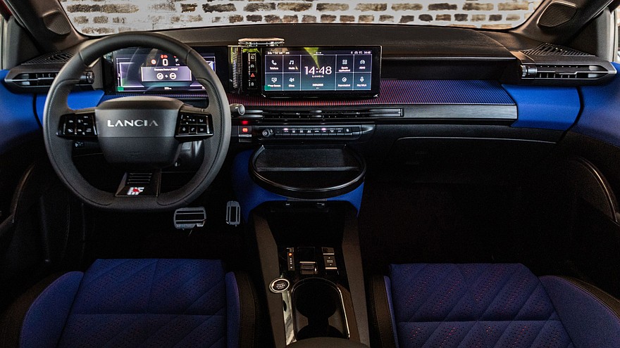 На фото: салон хот-хэтча Lancia Ypsilon HF