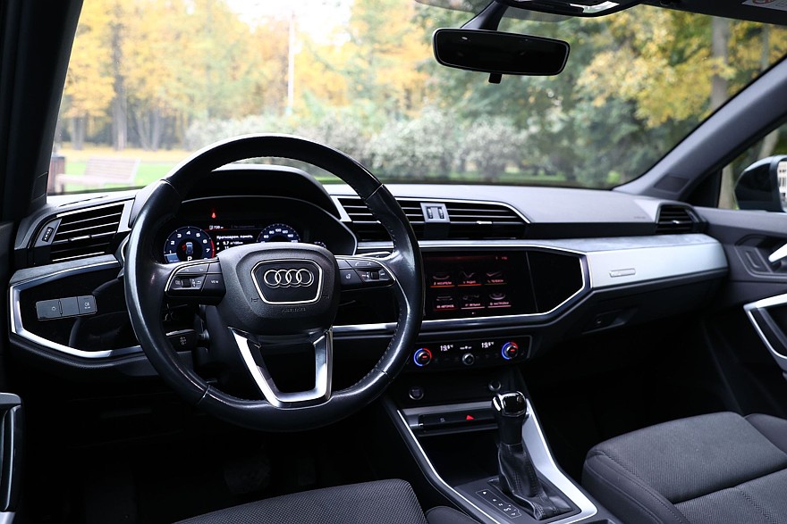 Красное знамя против четырёх колец: сравнительный тест Hongqi HS3 и Audi Q3