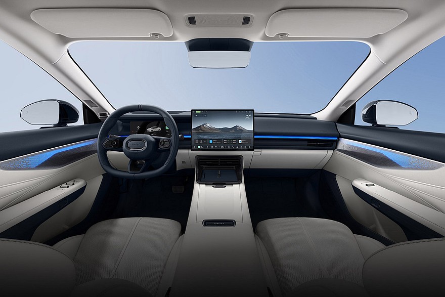 Актуальный седан Lynk & Co 07