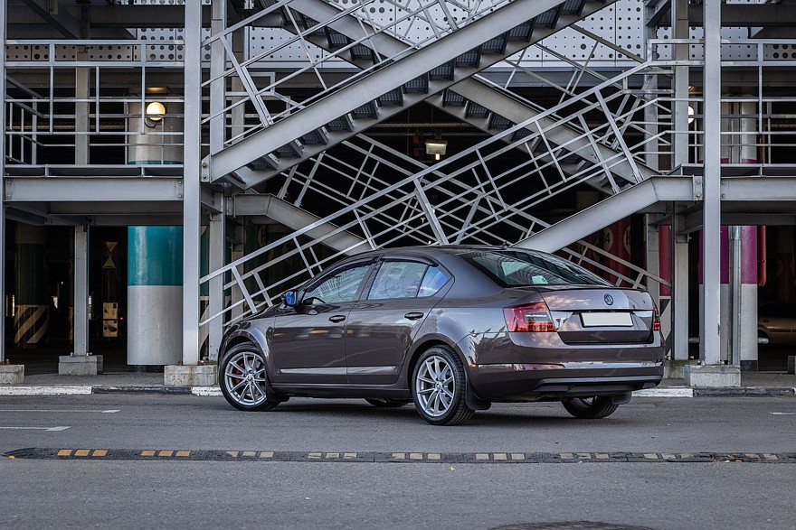 Skoda Octavia A7 с пробегом: ржавые пороги, дыры в дверях и комфортный салон из пластика