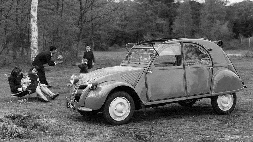 На фото: Citroёn 2CV. Франция, 1948