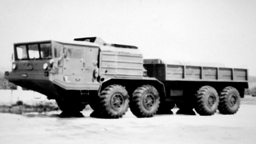 Опытный 400-сильный грузовик БАЗ-6950 с бортовой платформой. 1980 год
