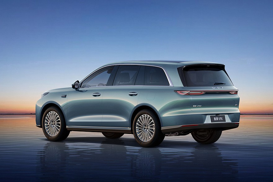 Короткий Wey V9X. Его марка позиционирует в качестве семейного автомобиля, хотя дизайн у него такой же, как у удлиненной версии