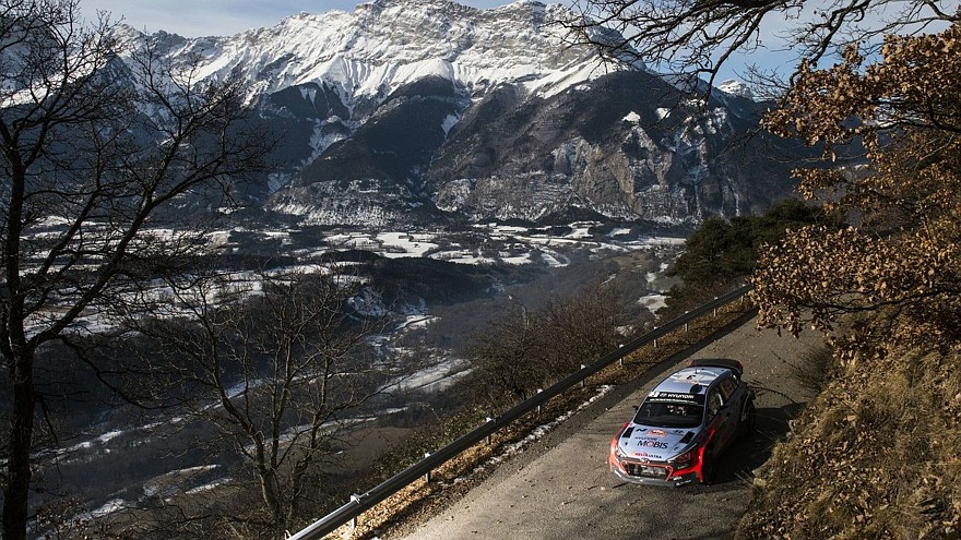 Монте-Карло считается асфальтово-снежной гонкой, но асфальт гонщики видят только на “низинах» и при мягкой погоде