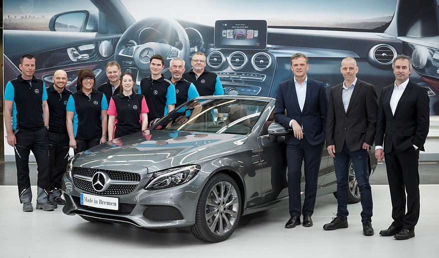 На фото: Mercedes-Benz C-Class Cabriolet и сотрудники завода в Бремене