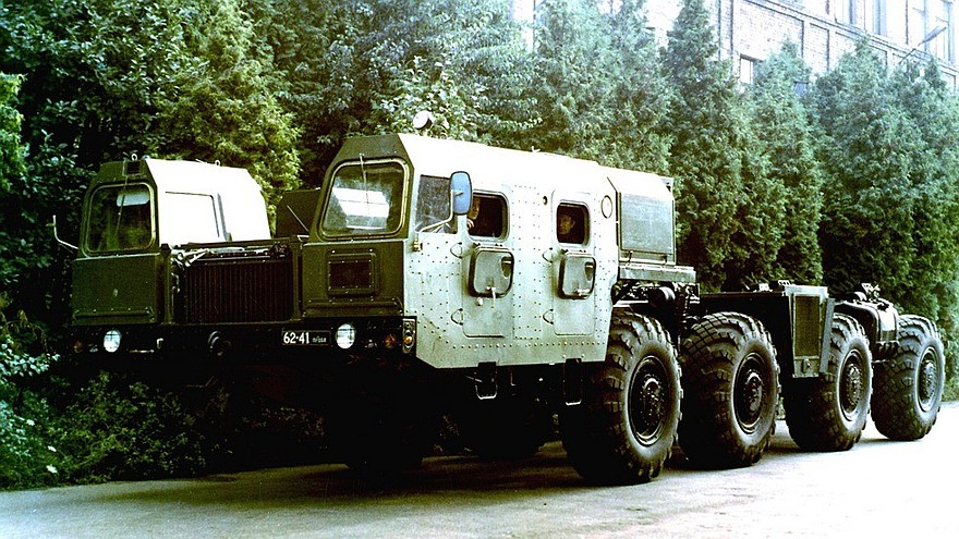 Шасси МАЗ-7908 с двумя кабинами и многотопливным двигателем в 710 л.с. (из архива СКБ-1 МАЗ)