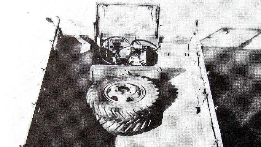 На фото: Планировка машины LC с передним постом управления и продольными скамьями