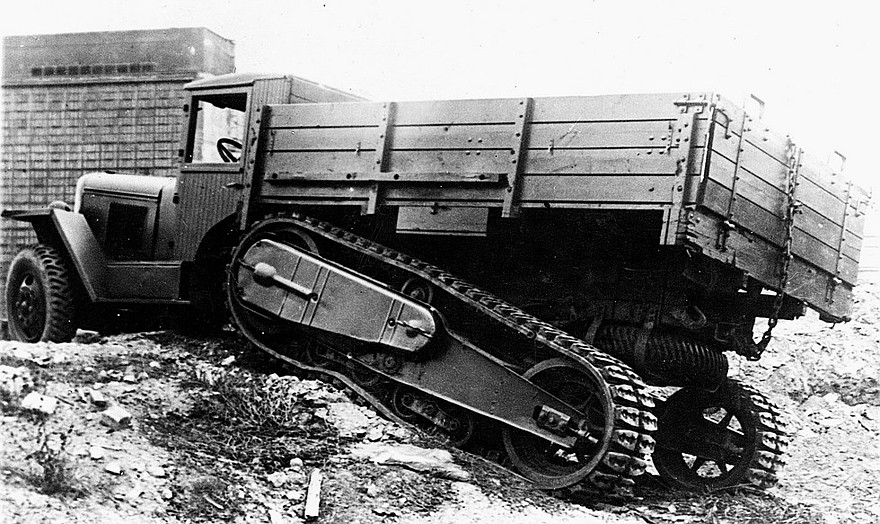 Испытания опытного грузовика ЗИС-42 с более мощным двигателем. 1945 год