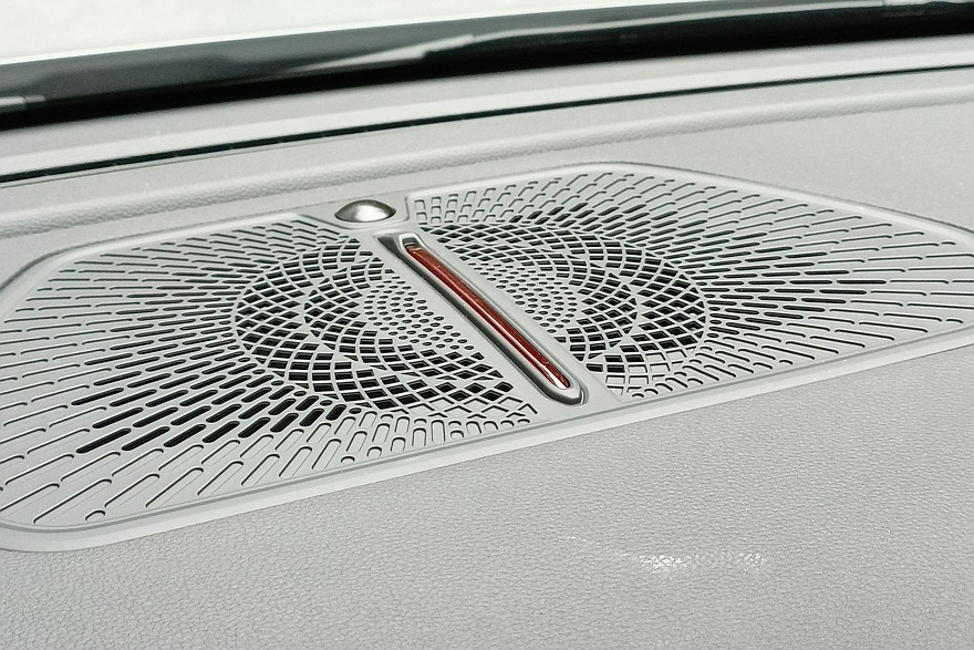 Крылатые габариты, немного эвкалипта и сила пользовательских настроек: тест-драйв Hongqi HS7