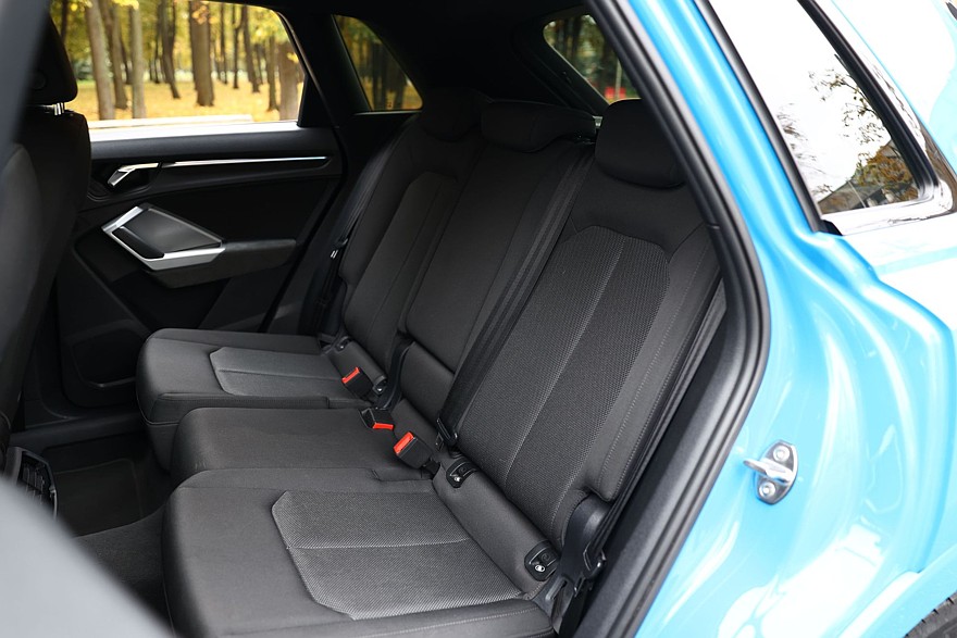 Красное знамя против четырёх колец: сравнительный тест Hongqi HS3 и Audi Q3