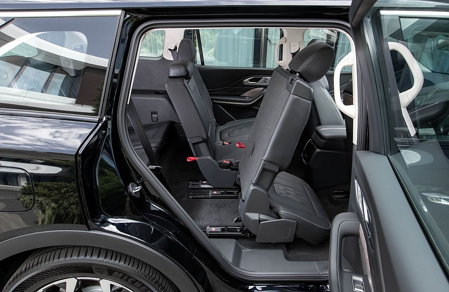 Крылатые габариты, немного эвкалипта и сила пользовательских настроек: тест-драйв Hongqi HS7