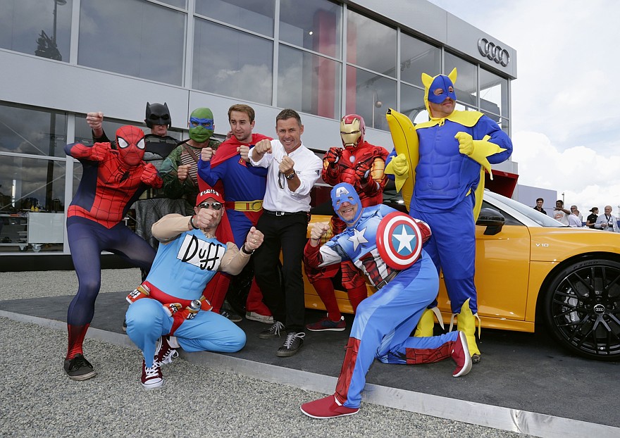 На фото: Том Кристенсен в окружении команды супергероев разных вселенных
