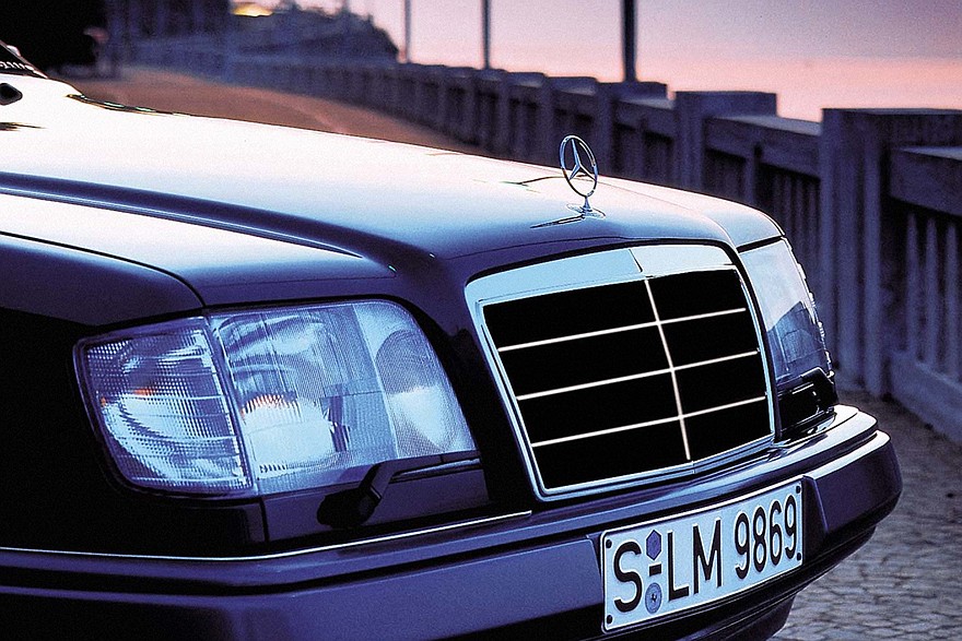 После обновления 1993 года капот обрамлял решетку точно так же, как на «цешке» и W140