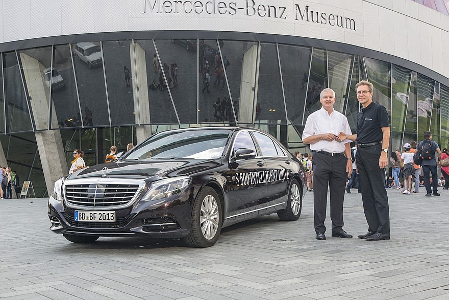На фото : «Bertha Benz» рядом с музеем марки Mercedes-Benz