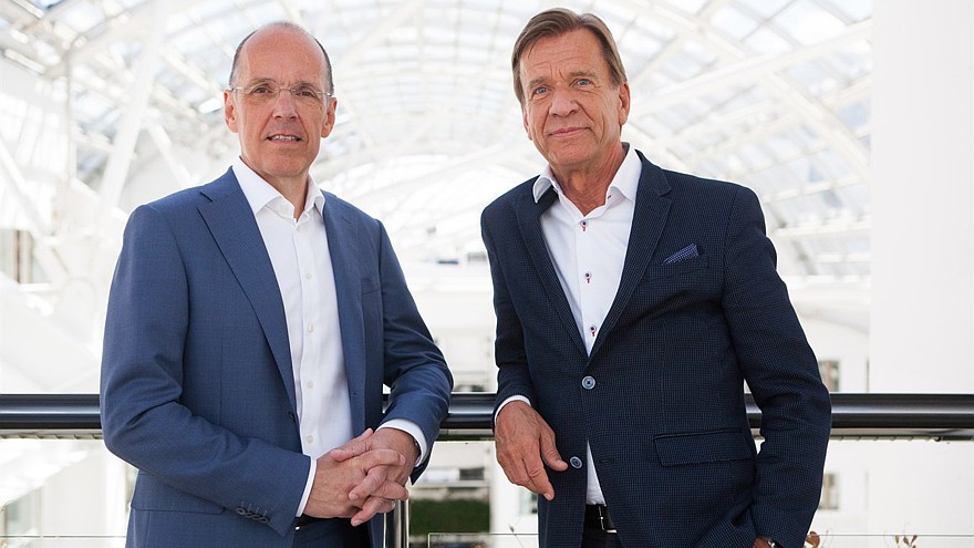 На фото: Президент Autoliv Ян Карлсон и Хакан Самуэльсон, директор автомобильного подразделения Volvo (справа).