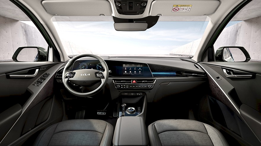 На фото: актуальный кроссовер Kia Niro HEV
