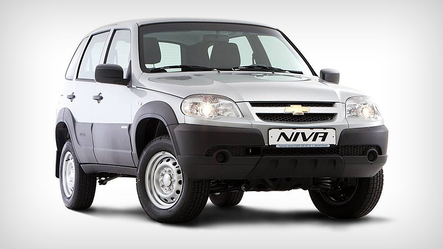 На фото: Chevrolet Niva L. С учётом специального предложения стартовая цена на Chevrolet Niva в базовой комплектации L начинается от 499 000 рублей. Выгода составляет 85 000 рублей