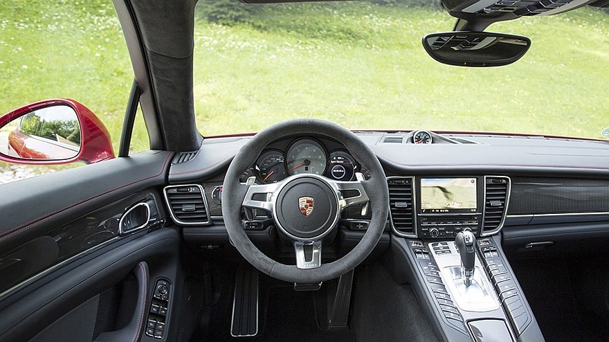 На фото: интерьер текущего поколения Porsche Panamera