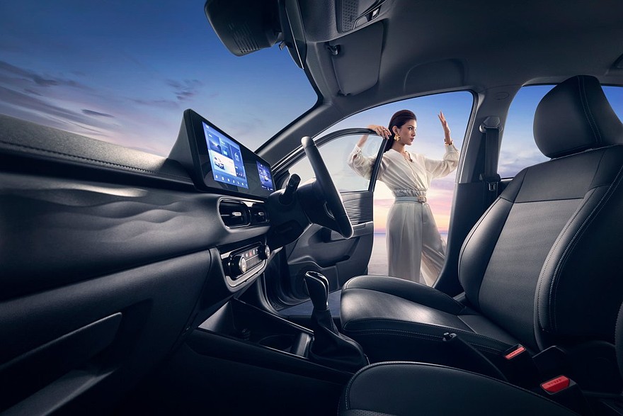 На фирменных картинках Proton демонстрирует интерьер лишь топовой версии Saga. У базового седана вместо экрана мультимедиа — просто сенсорные кнопки для управления радио