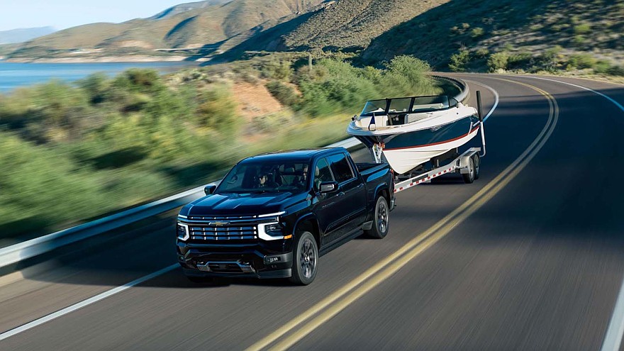 На фото: новый Chevrolet Silverado High Country