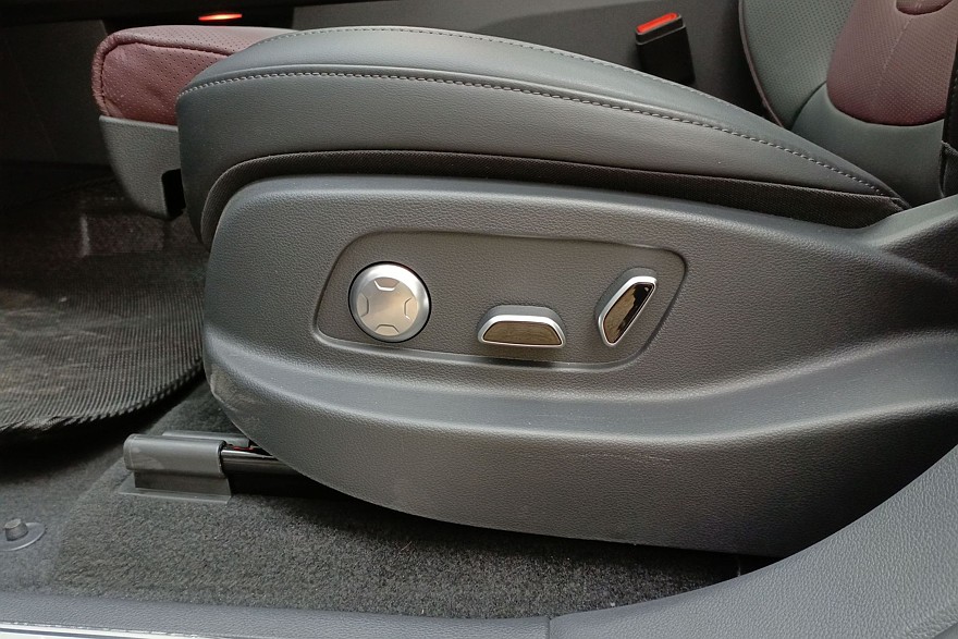 Крылатые габариты, немного эвкалипта и сила пользовательских настроек: тест-драйв Hongqi HS7