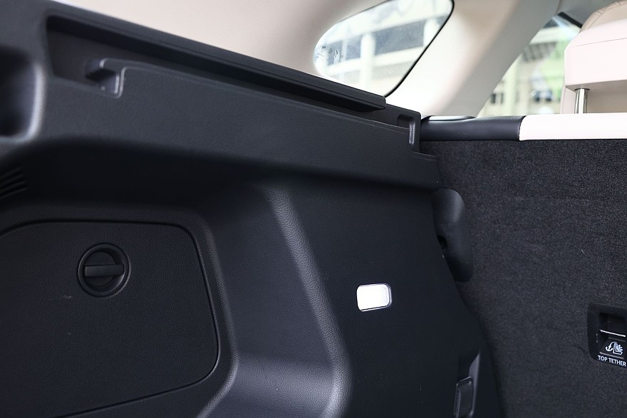 Красное знамя против четырёх колец: сравнительный тест Hongqi HS3 и Audi Q3