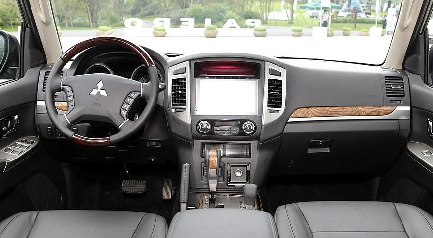 На фото: обновленный Mitsubishi Pajero, версия для Китая