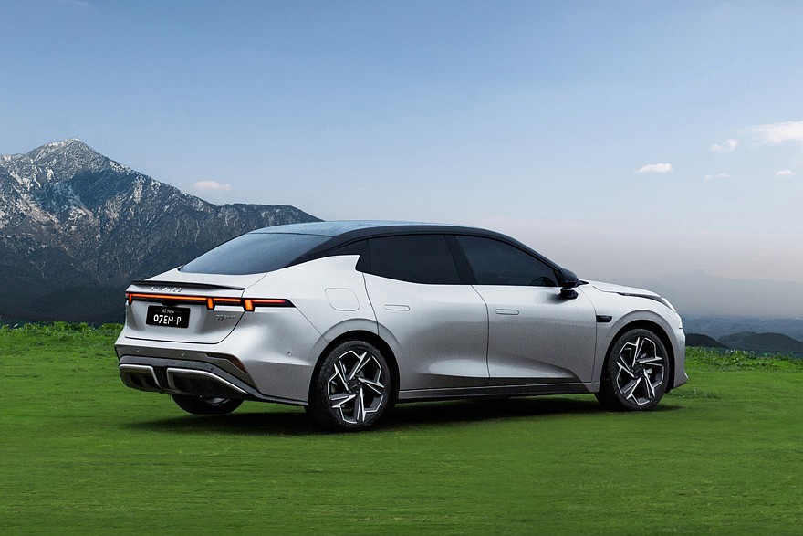 Актуальный седан Lynk & Co 07