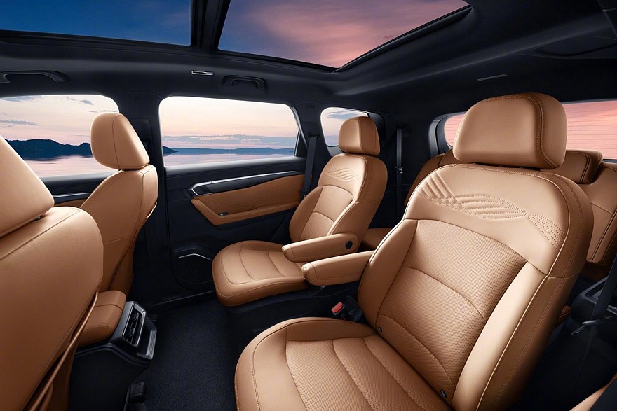 Объявленный новым поколением кроссовер Geely Okavango: больше версий