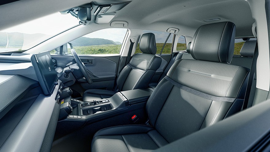 На фото: салон нового Toyota RAV4 Z