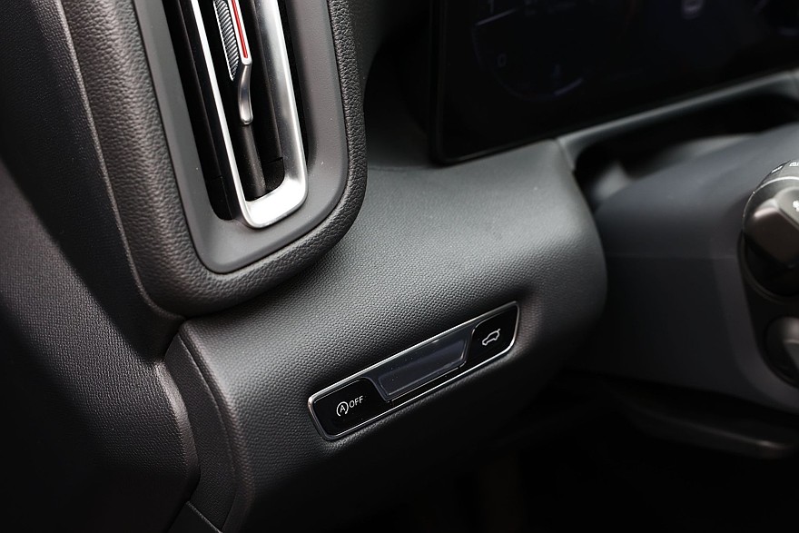 Красное знамя против четырёх колец: сравнительный тест Hongqi HS3 и Audi Q3