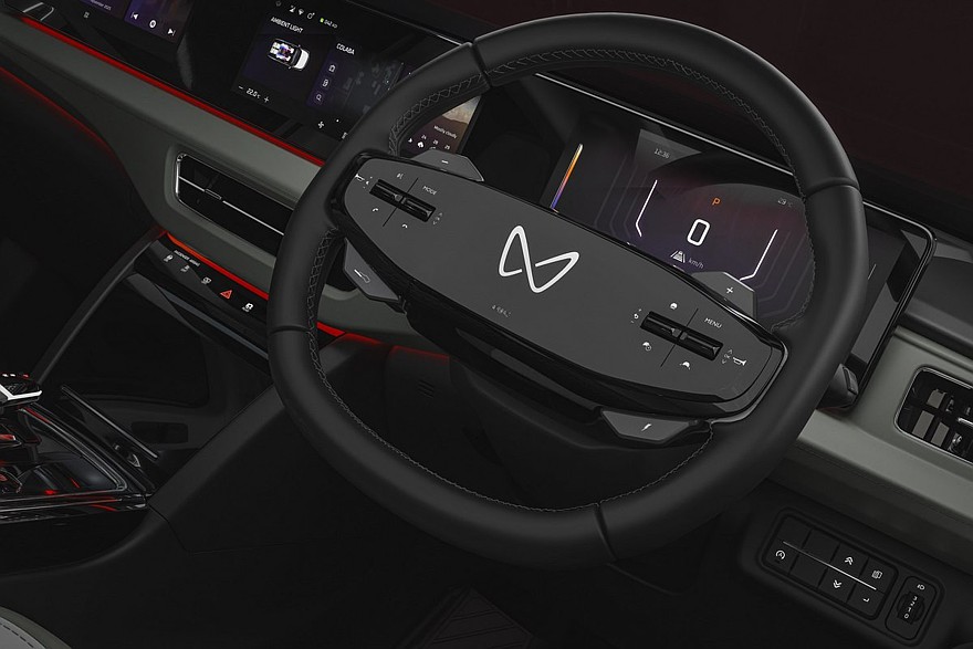 Семиместный кроссовер Mahindra XEV 9S представлен с несколькими вариантами начинки