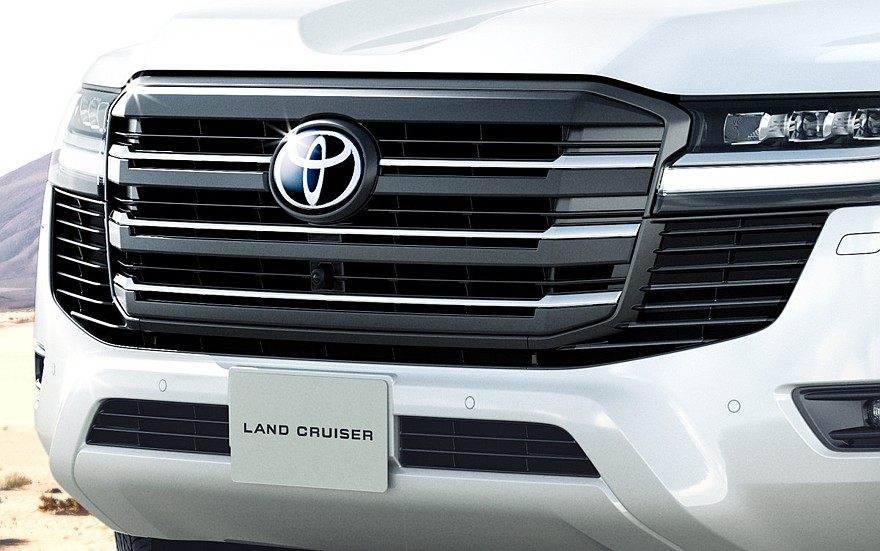 На фото: посвежевший внедорожник Toyota Land Cruiser 300 в исполнении GX