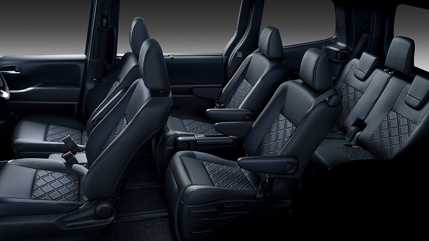 На фото: салон обновлённого минивэна Toyota Voxy