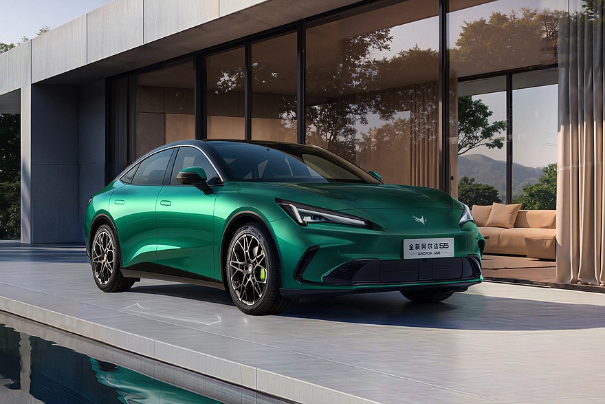 Обновленный седан Arcfox Alpha S5