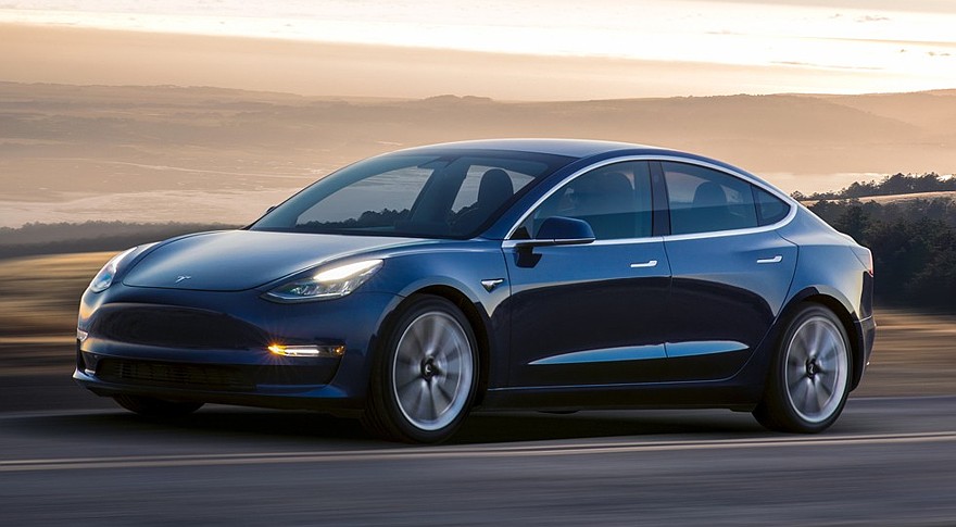 На фото: Tesla Model 3