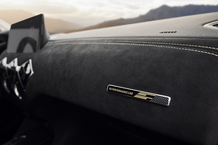 На фото: салон DS 3 Performance Line