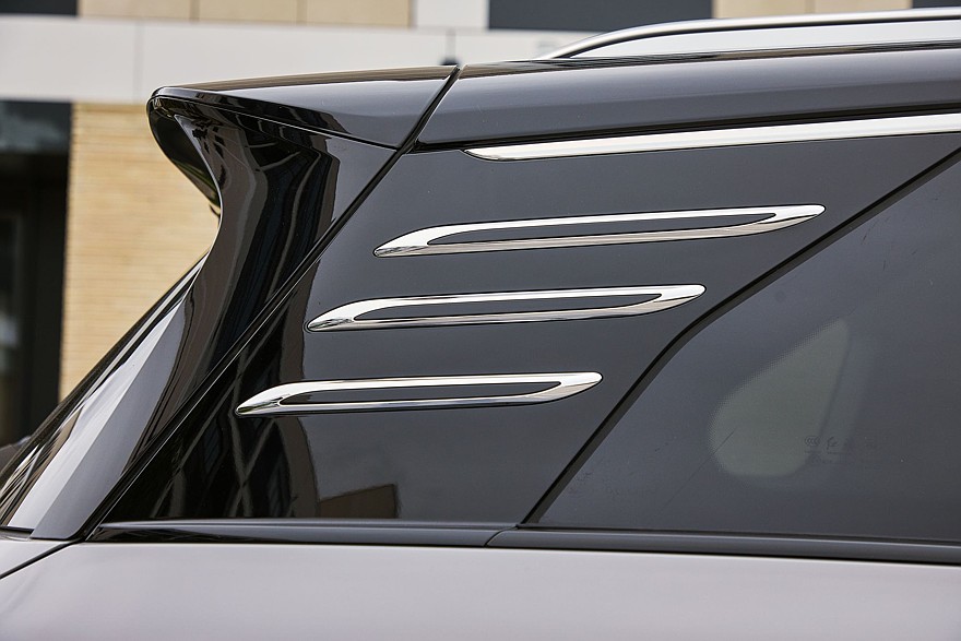 Крылатые габариты, немного эвкалипта и сила пользовательских настроек: тест-драйв Hongqi HS7