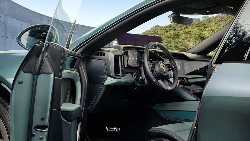 На фото: салон Porsche Cayenne S Electric