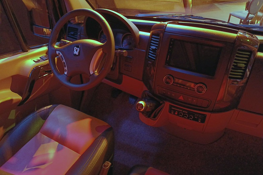 На фото: салон Sollers SF7