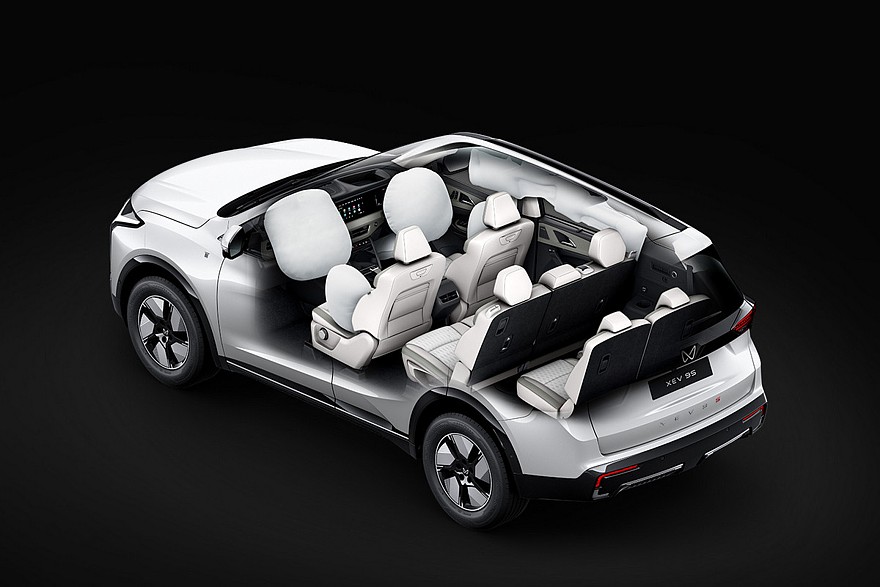 Семиместный кроссовер Mahindra XEV 9S представлен с несколькими вариантами начинки