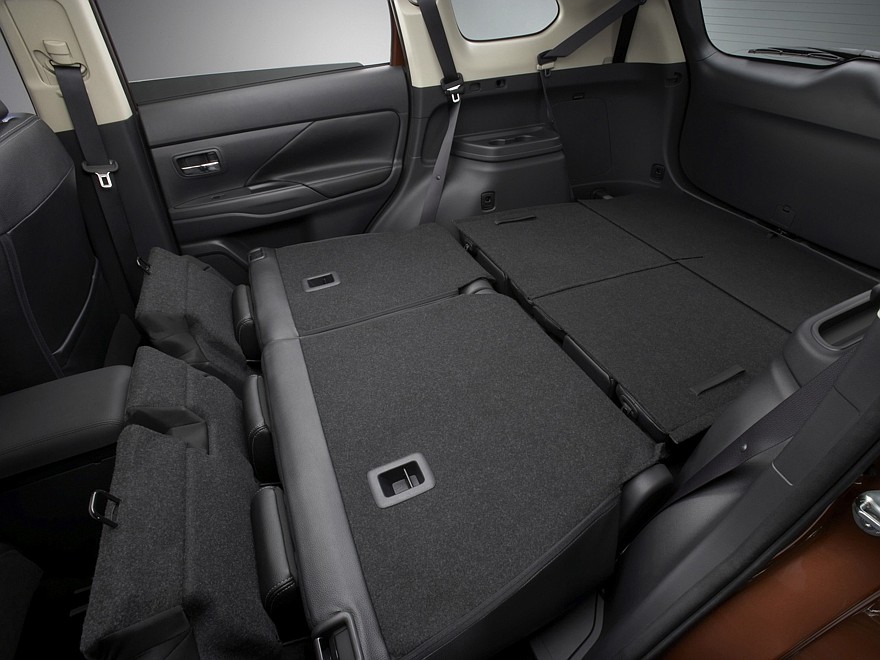 Интерьер Mitsubishi Outlander Worldwide '2012–14 разложенный багажник