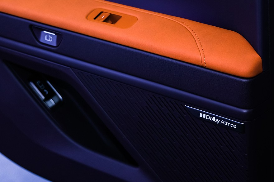 На фото: салон Hyundai Ioniq V