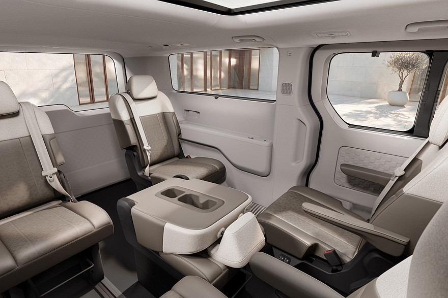 На фото: салон Kia PV7