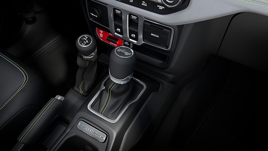 На фото: салон Jeep Wrangler Switchback