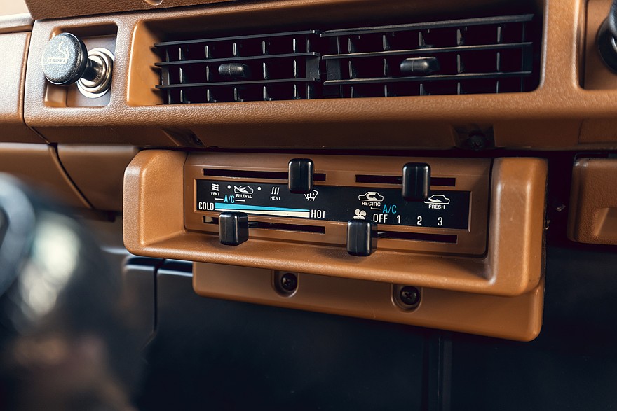 Nissan 160/260 внутри оставался незатейливым